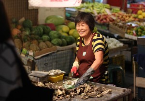 oyster-woman-street-vendor-660x461